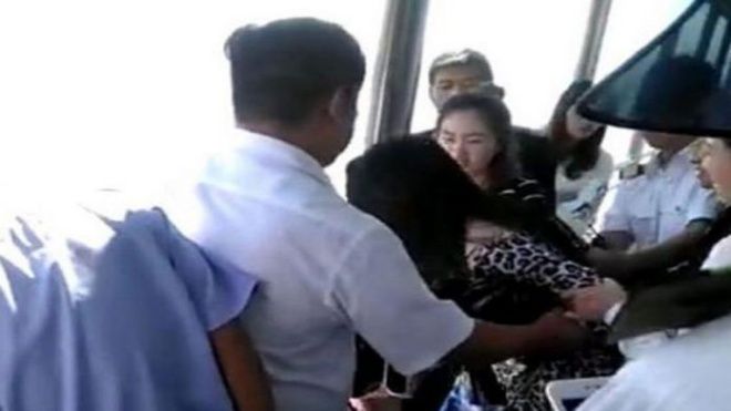 Điện thoại rơi xuống hồ, cô gái gào khóc đòi nhảy xuống để 'giải cứu'