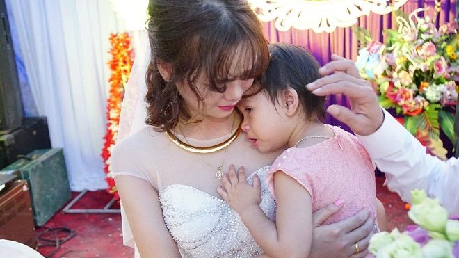 Em gái khóc nức nở trong ngày chị đi lấy chồng gây bão mạng:'Chị đi lấy chồng em ngủ với ai?'