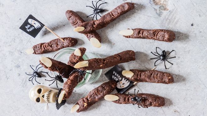 Món ăn ngày Halloween: Cách làm ngón tay xác ướp