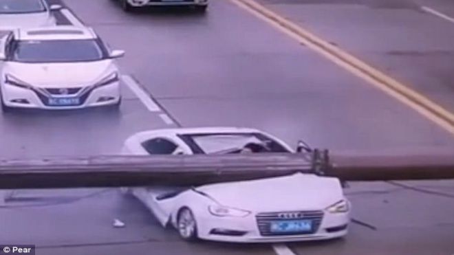 Cần cẩu đè xe nát bét, tài xế vẫn sống sót thần kỳ