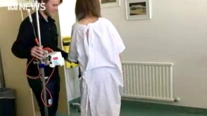 Hít 360 quả bóng cười trong một tuần, cô gái bị tê liệt thần kinh, mất khả năng đi lại