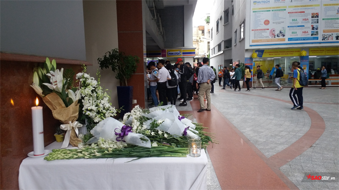 Sinh viên trường Hutech đặt hoa trắng tưởng niệm nạn nhân tử vong do khối bê tông rơi trúng đầu