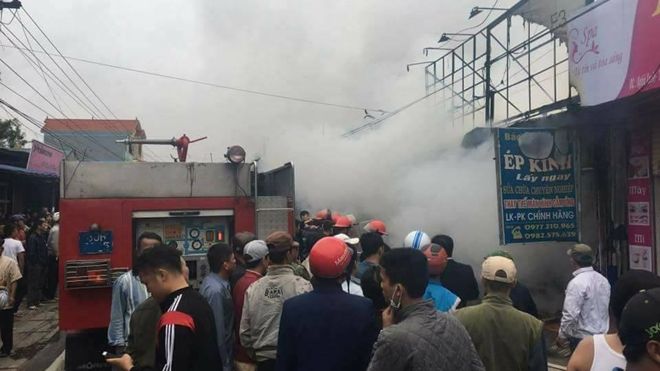 Cửa hàng điện thoại bốc cháy kèm theo cột khói cao hàng chục mét
