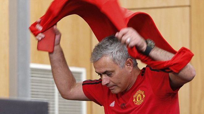 17 năm trước, lẽ ra Mourinho đã giải lời nguyền Guttmann cho Benfica