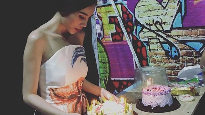Thủy Tiên nghẹn ngào thổi nến chúc mừng sinh nhật fan đã khuất