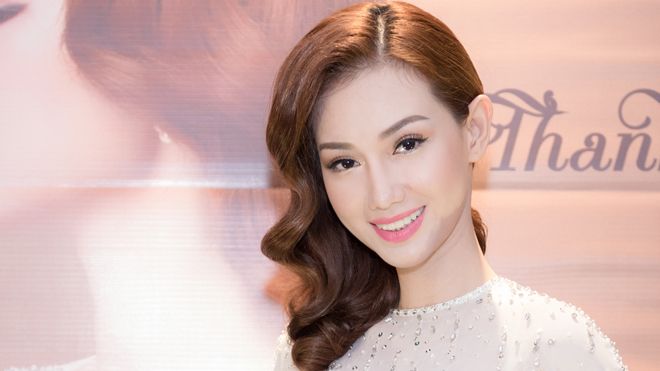 Quỳnh Chi rạng rỡ trong ngày trở lại showbiz