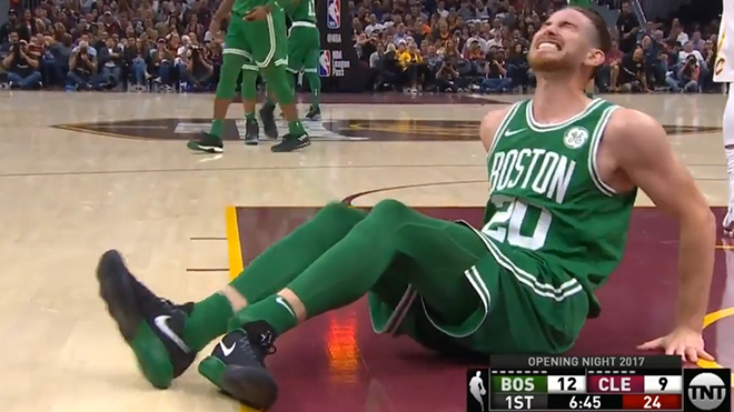 Kinh hoàng pha chấn thương gập chân của ngôi sao NBA