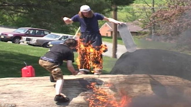 Tự tẩm xăng để thực hiện màn trượt ván để đời, anh chàng nhận ngay cái kết đắng