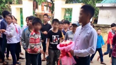 Học sinh cấp 1 tặng quà bạn nữ ngày 20/10 - Chúng ta đã truyền thông sai cách?