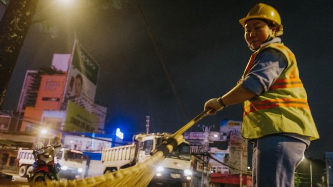 Chuyện của người phụ nữ bỏ nghề kế toán để ra đường quét rác ở Sài Gòn