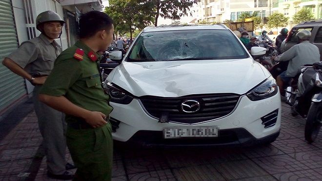 Truy đuổi tài xế lái Mazda bỏ chạy sau khi tông chết người ở Sài Gòn