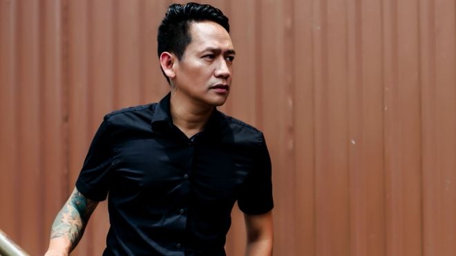 Bị hành hung trên sân khấu nhưng Duy Mạnh vẫn tặng tiền cho khán giả đánh mình