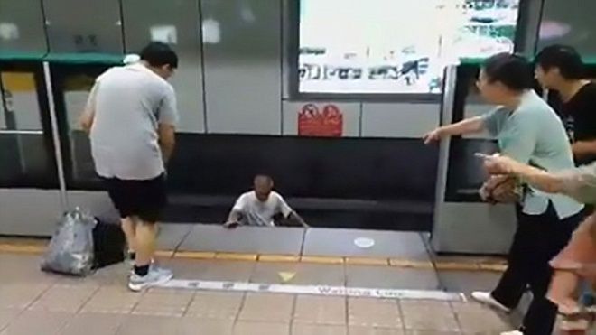 Cãi nhau với bạn gái, cụ ông 70 liều mình nhảy xuống đường ray tàu điện ngầm