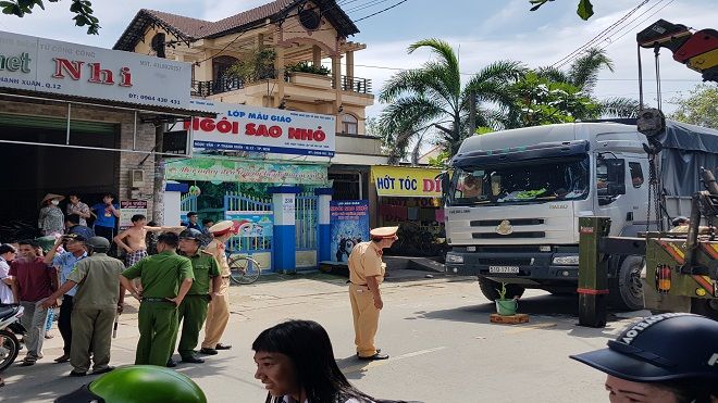 Cụ bà 70 tuổi bán ve chai được 30.000 đồng, vừa đi ra đường thì bị xe tải tông chết