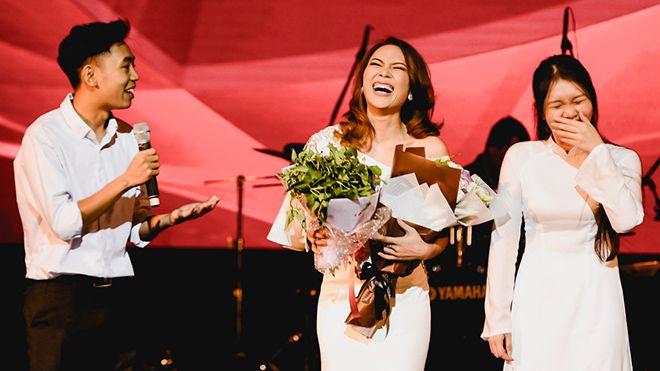 Bị chê xào rau cháy, fan 'lầy' bất ngờ tặng bó rau muống cho Mỹ Tâm để nấu lại