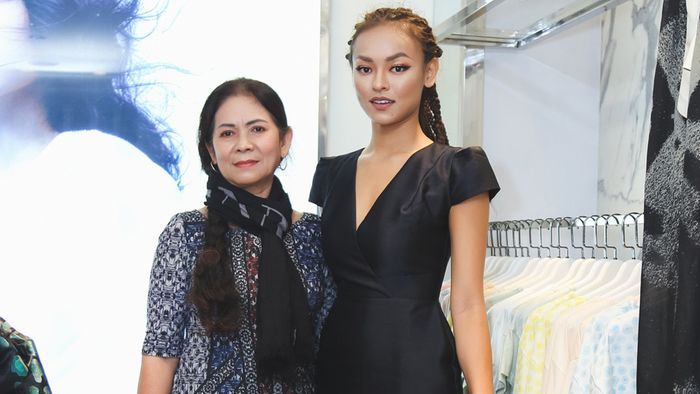 Hậu ồn ào cãi giám khảo, bỏ thi HHHV, Mai Ngô rạng rỡ đưa mẹ đi sự kiện