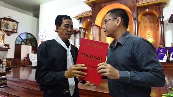 Hiệu trưởng ĐH Hutech trao bằng tốt nghiệp cho sinh viên tử nạn ngay trong đám tang
