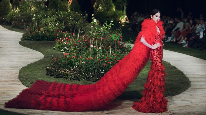 Hoa khôi Nam Em thể hiện tuyên ngôn nữ quyền với váy dài 5m