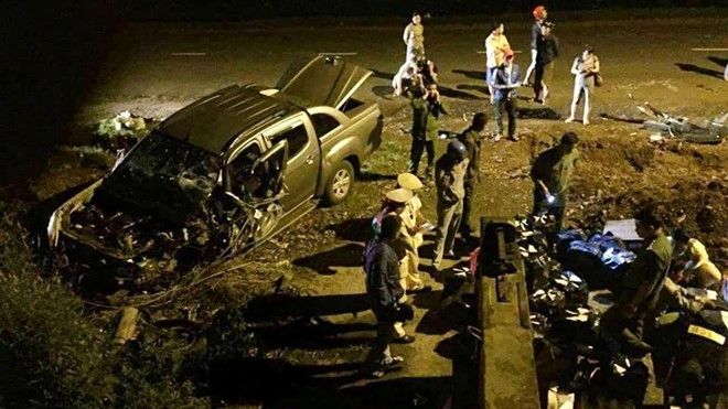 Ôtô bán tải mang biển số giả nát đầu sau tai nạn trên đường chạy trốn