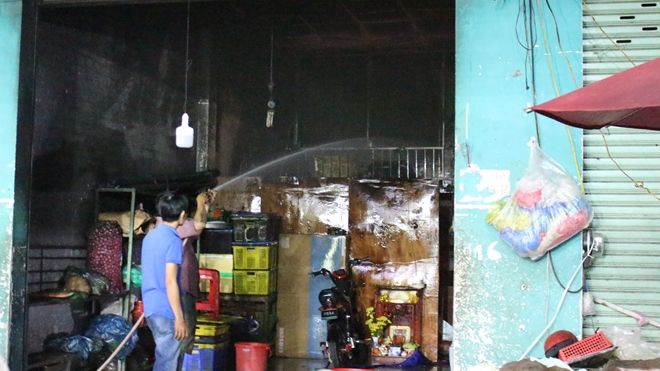 Cháy dữ dội ở Bình Dương: Cả gia đình mắc kẹt, 1 người tử vong