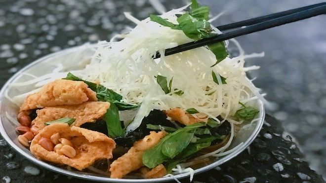 Đến công viên Lê Văn Tám thì sao lại bỏ qua món gỏi bò đu đủ nổi tiếng nhất Sài thành?