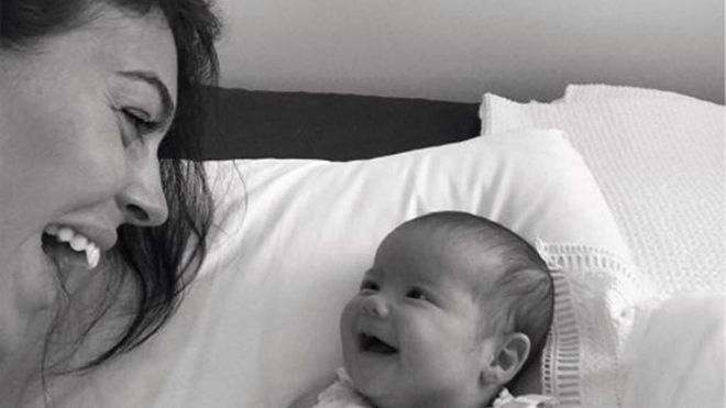 Georgina thể hiện bản năng người mẹ bên các con của Ronaldo