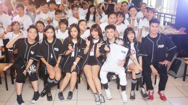 'Doraemon tóc xù' Hoàng Anh cực nhắng trong tiệc sinh nhật cùng nhóm nhạc teen