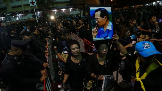 Lễ hỏa táng vua Thái Lan: Biển người và những giọt nước mắt