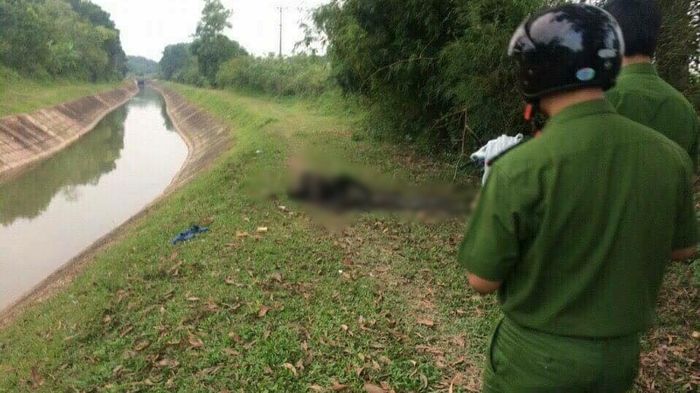 Nam thanh niên đổ xăng tự thiêu cháy đen sát bờ kênh