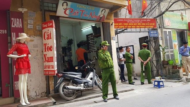 Người đang ông tử vong trong thư thế treo cổ trên cột điện