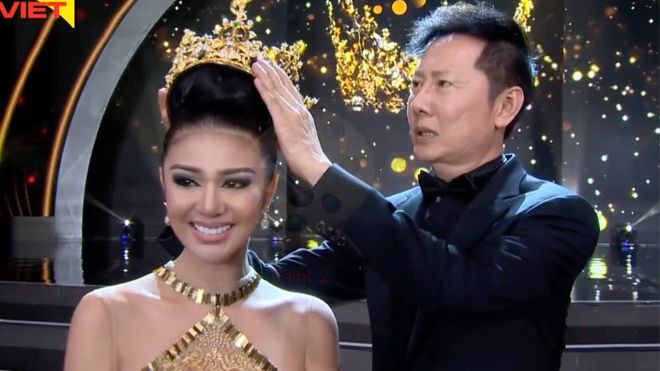 Xúc động trước khoảnh khắc trao lại vương miện của Hoa hậu Hoà bình Thế giới 2016