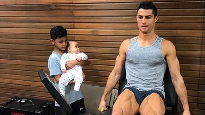 Ronaldo Junior bế em xem bố tập thể hình