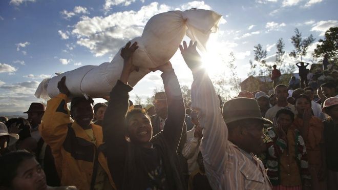 Khiêu vũ với xác chết - phong tục rợn người ở Madagascar