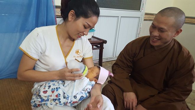 Bé trai mới sinh được 2 ngày tuổi bị mẹ bỏ rơi sau tượng phật trong chùa