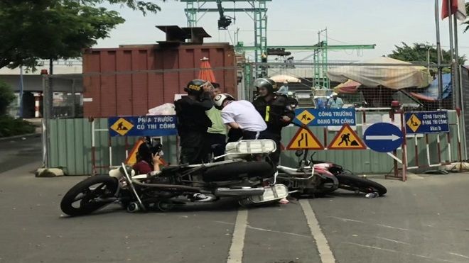 Xôn xao clip cảnh sát cơ động được cho là 'lên gối' nam sinh giữa Sài Gòn