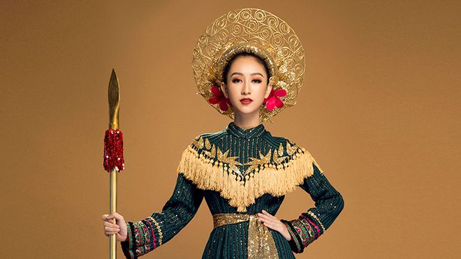 Á hậu Hà Thu mang quốc phục 'nữ tướng' oai nghiêm đến Miss Earth 2017