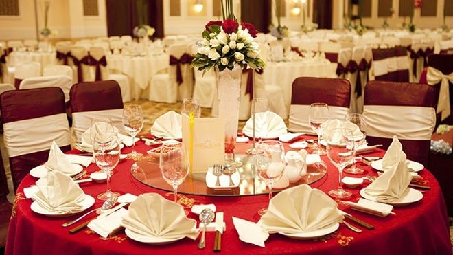 Chàng trai 26 tuổi đi ăn cưới, chuẩn bị sẵn túi nilon để lấy phần, mang đồ dư về có phải là tham lam?