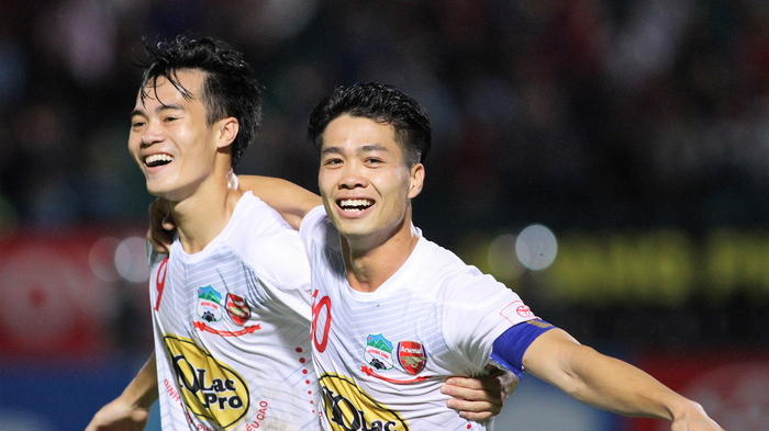 Ghi bàn giúp HAGL hạ Hà Nội FC, Công Phượng tặng quà chia tay bầu Đức