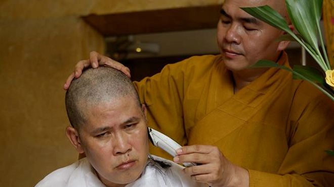 Diễn viên Phước Sang xuống tóc khi cha qua đời