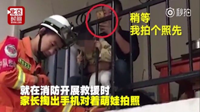 Ông bố sống ảo của năm: Con bị kẹt đầu trong lan can vẫn cố cầm điện thoại chụp ảnh
