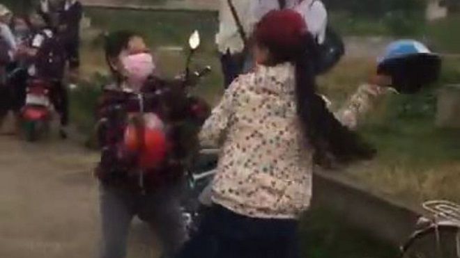 2 nhóm nữ sinh lao vào đánh nhau giữa đường