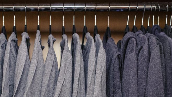 Nhìn tủ quần áo này chẳng ai nghĩ nó là của một trong những người giàu nhất thế giới