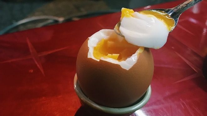 Ấm áp cùng trứng luộc lòng đào ở khu chợ Bà Chiểu