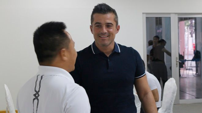 Công Vinh đưa con trai HLV Calisto dự khán trận derby TP.HCM