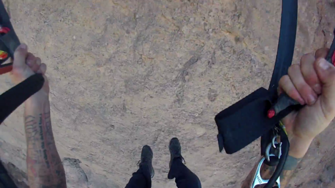 Thót tim: Rơi tự do từ độ cao 30 m vẫn sống sót thần kỳ