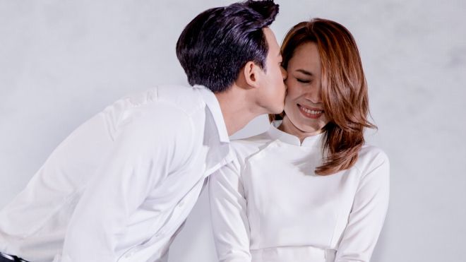 Clip: Mỹ Tâm 'ngượng chín mặt' khi được 'thầy Phến' hôn nhẹ lên má