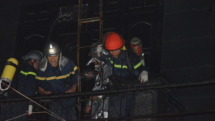 Quán karaoke 4 tầng ở Hà Nội bốc cháy dữ dội, hàng chục cảnh sát trèo tường dập lửa