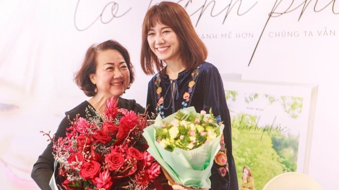 Hari Won xúc động trước món quà đầy bất ngờ từ mẹ Trấn Thành