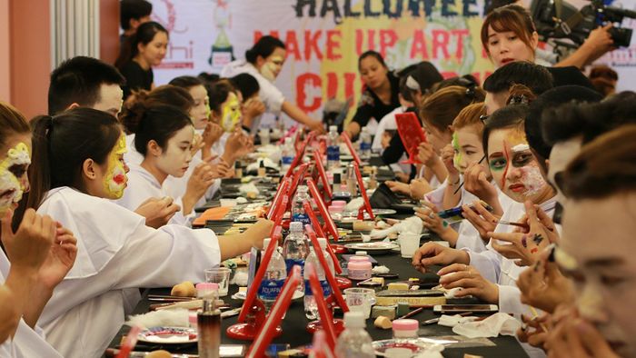 Giới trẻ chi tiền triệu học trang điểm 'ma quái'