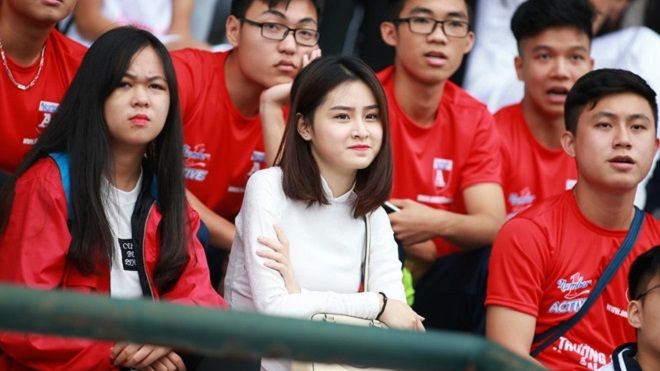 Nữ sinh Hà Nội phải khóa trang cá nhân chỉ sau một khoảnh khắc 'cười mím môi' trên khán đài